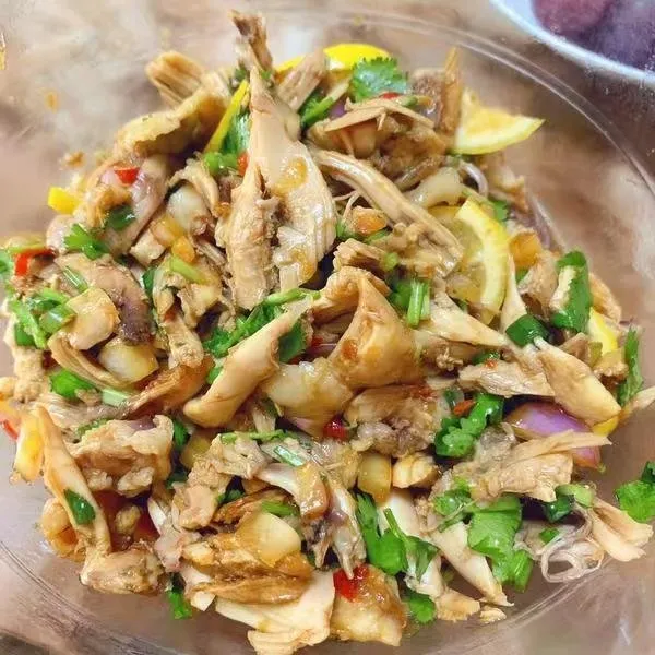 手撕鸡腿 用料 · 鸡腿（1只） · 料酒（1勺） · 姜（3片） · 生抽（3勺） · 醋（3勺） · 蒜末（5瓣） · 香菜（6根） · 香油（1勺） ·